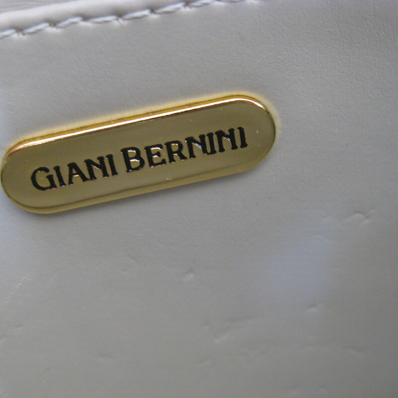 Vtg. Giani Bernini Leathe, White, Size: None<br />
This understated white leather crossbody is  from the 80s or 90s, by Gianni Bernini.<br />
Simple envelop with a top zipper and thin crossbody strap.<br />
One outside slip pocket and one inside slip pocket.<br />
like new condition!<br />
<br />
Measurements:<br />
Width: 9.25<br />
Height: 5<br />
Depth: 2<br />
Strap Drop: as shown 22.5<br />
<br />
thank you for looking!<br />
#71120