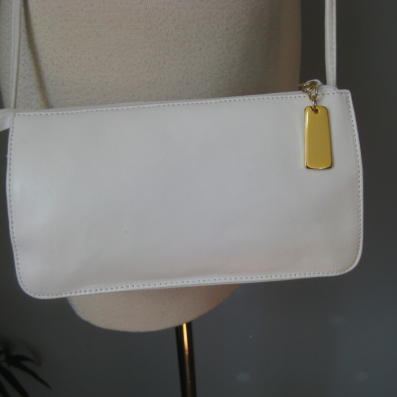 Vtg. Giani Bernini Leathe, White, Size: None<br />
This understated white leather crossbody is  from the 80s or 90s, by Gianni Bernini.<br />
Simple envelop with a top zipper and thin crossbody strap.<br />
One outside slip pocket and one inside slip pocket.<br />
like new condition!<br />
<br />
Measurements:<br />
Width: 9.25<br />
Height: 5<br />
Depth: 2<br />
Strap Drop: as shown 22.5<br />
<br />
thank you for looking!<br />
#71120