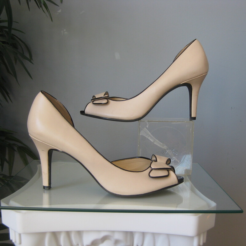 Kelly & Katie Pumps, Nude, Size: 9.5<br />
Kelly & Katie nude pumps with black patent leather trim<br />
size 9.5<br />
D'orsay style cutout on the sides<br />
stiletto heels<br />
excellent pre-owned condition.<br />
thanks for looking!<br />
#71833