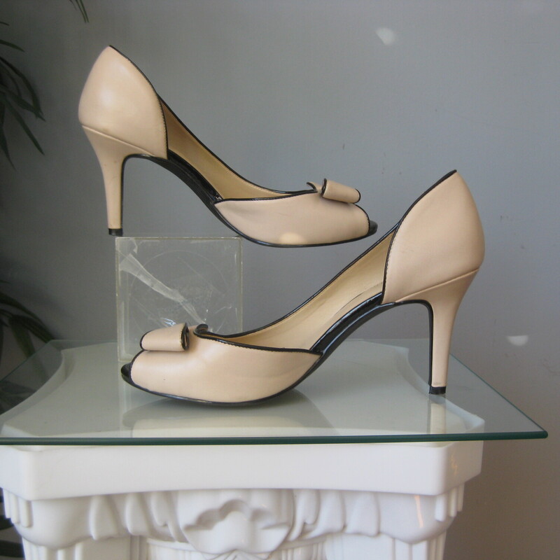 Kelly & Katie Pumps, Nude, Size: 9.5<br />
Kelly & Katie nude pumps with black patent leather trim<br />
size 9.5<br />
D'orsay style cutout on the sides<br />
stiletto heels<br />
excellent pre-owned condition.<br />
thanks for looking!<br />
#71833