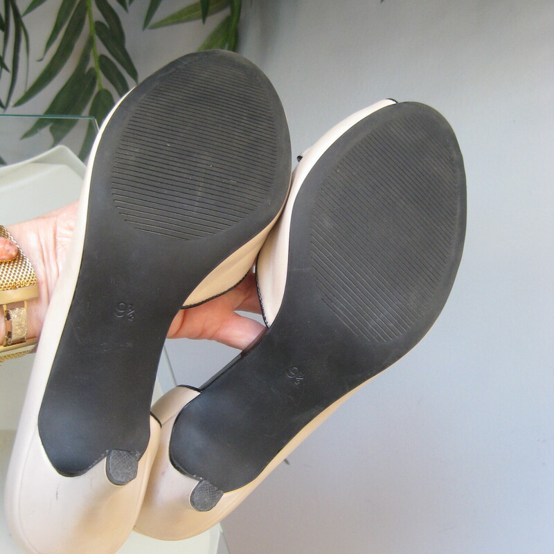 Kelly & Katie Pumps, Nude, Size: 9.5
Kelly & Katie nude pumps with black patent leather trim
size 9.5
D'orsay style cutout on the sides
stiletto heels
excellent pre-owned condition.
thanks for looking!
#71833