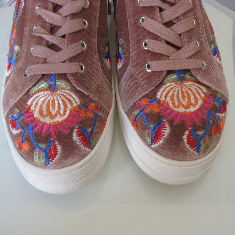 Steven Velvet Embrd, Blush, Size: 10<br />
Super cute sneakers from Steve Madden, deep mauve velvet with floral embroidery<br />
gently used<br />
size 10<br />
thanks for looking!<br />
#71832