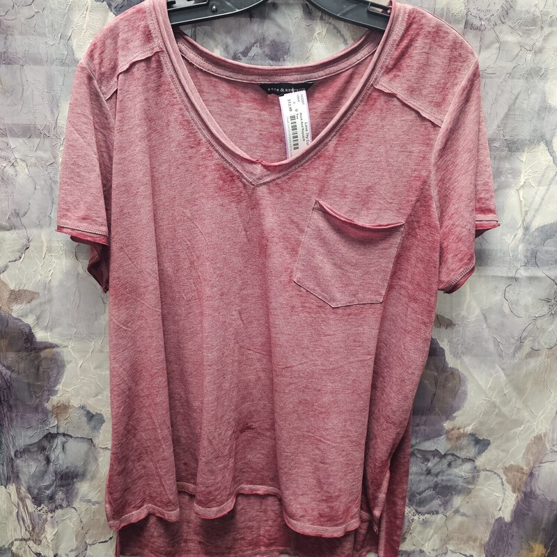 Short sleeve tee in a distressed red