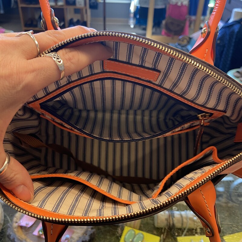 Org/tan Woven Lther Purse<br />
Org/tan<br />
Size: R $348