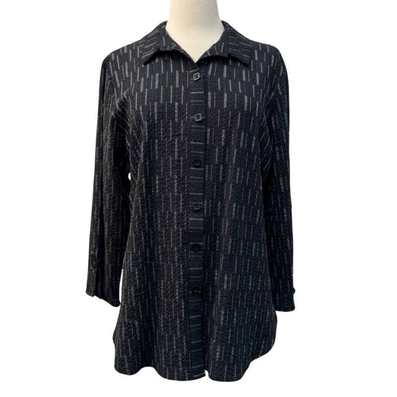 Habitat Long Sleeve Shirt<br />
Textured with Dash Pattern<br />
Lace Up Details On Sleeves and Back<br />
Colors: Black and Gray<br />
Size: Large