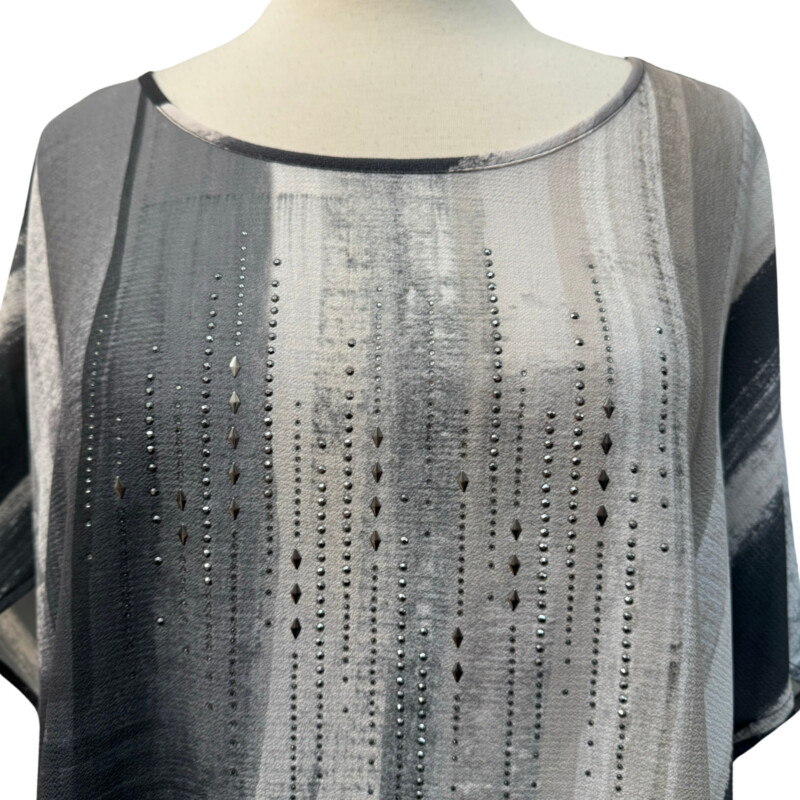 Christopher&BanksTop
Short Sleeve Kimono Style
Studded Detail on Front
Gray and Cream
Size: XL