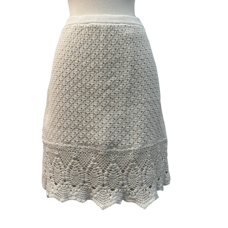 Athleta Lined Crochet Skirt<br />
100% Cotton<br />
Color:  Cream<br />
Size: Medium