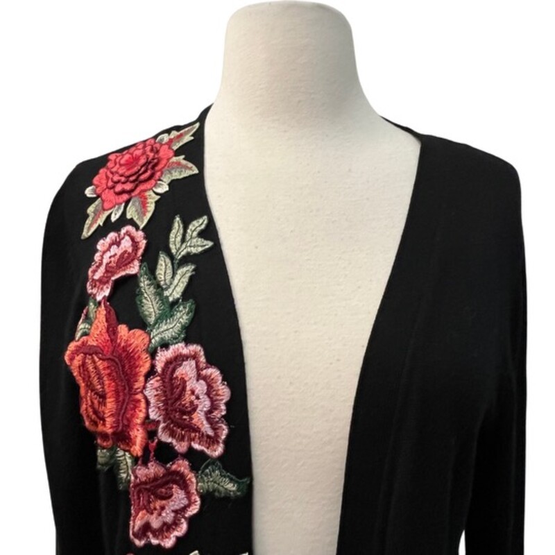 Joseph A Long Cardigan<br />
Embroidered Flower Detail<br />
Colors: Black, Pink, Red and Green<br />
Size: Small