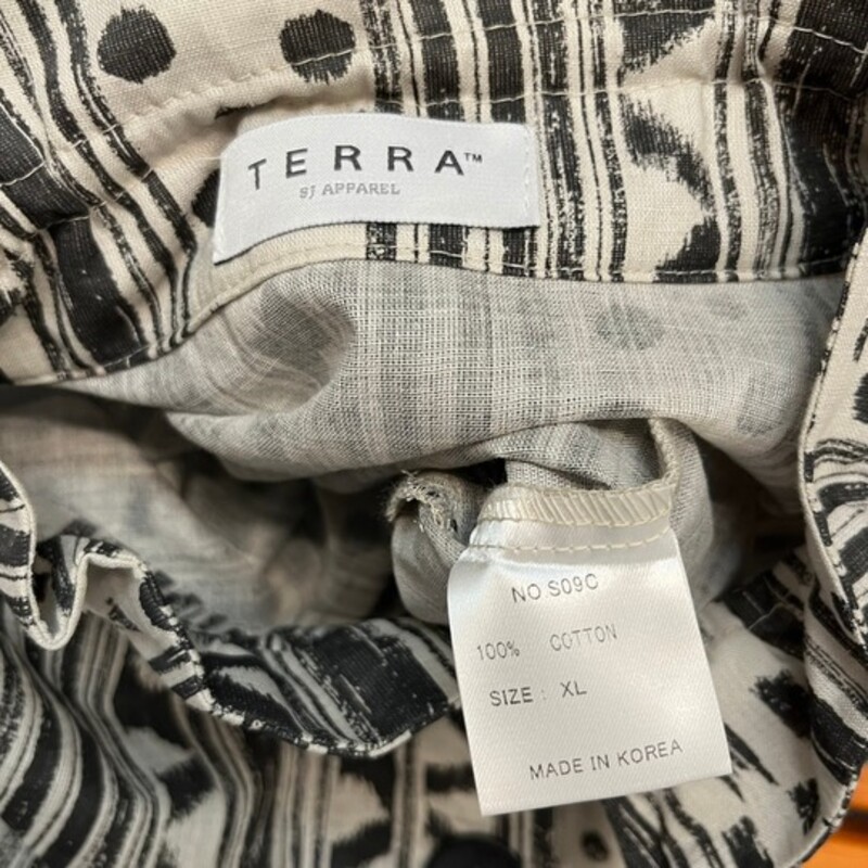 Terra SJ Apparel Tunic<br />
100% Cotton<br />
Ruffle Collar<br />
With Pockets<br />
Wearable Art!<br />
Gray and Cream<br />
Size: XL<br />
Retails for $150.00