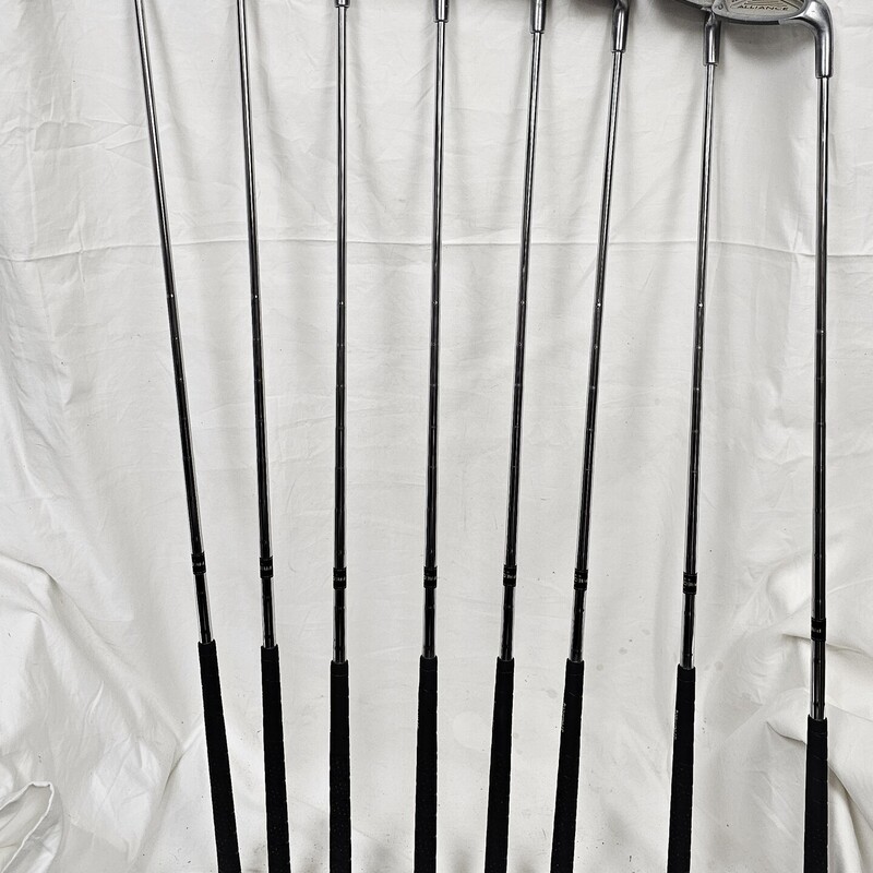 Pre-owned Spaulding Alliance Womens Golf Set, 12 Clubs: Driver, 3 Wood, 5 Wood, 3-9 Irons, Pitching Wedge, Putter, & Bag.  Size: Womens Right Hand