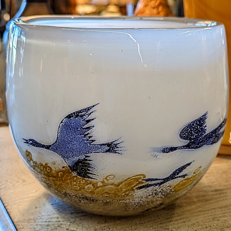 Severin Brorby Hadeland Glass
Flying Geese Bowl / Vase
Signed
White Blue Gold
Size: 6.5 x 5.5H