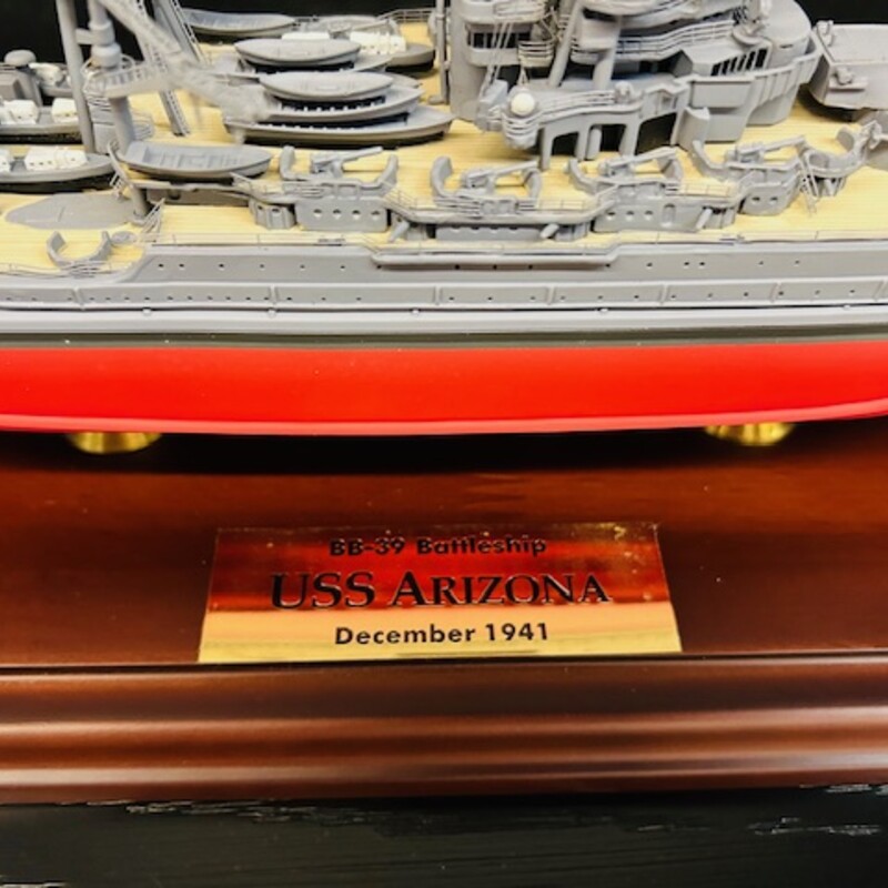 Danbury Mint USS Arizona<br />
Grey Red Brown on Brown Wood Base<br />
Removable Acrylic Top<br />
Size: 17x6x7H<br />
1/500-scale die-cast display model of the American World War II battleship U.S.S. Arizona, made by the Danbury Mint.