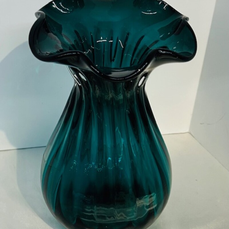 Ribbed Ruffle Edge Vase
Green
Size: 5 x  8.5H
