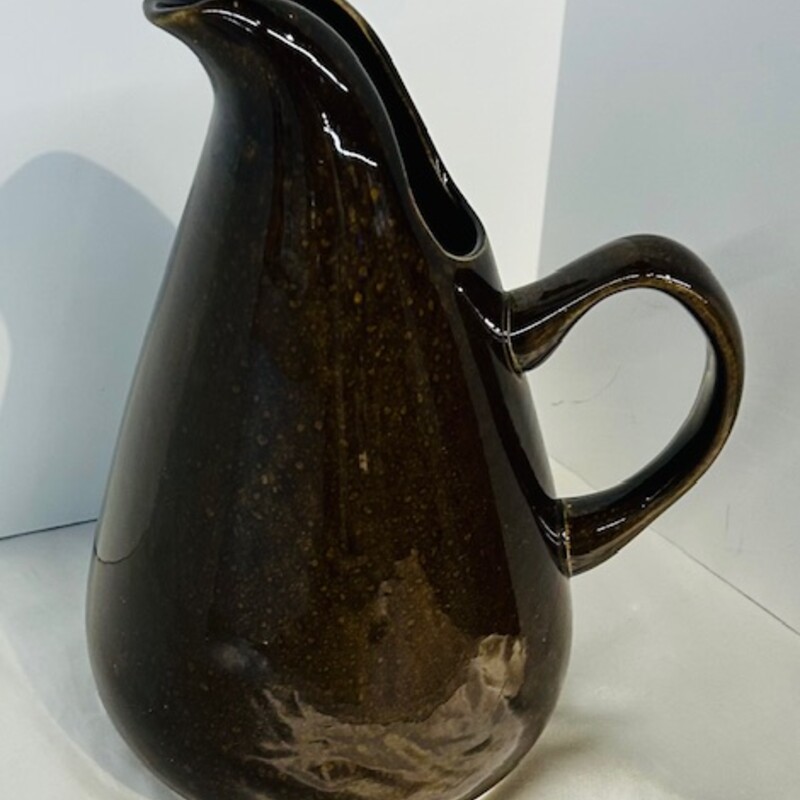 Russel Wright Pottery Steubenville Pitcher
Brown
Size: 6.5 x 7.5 x 11
