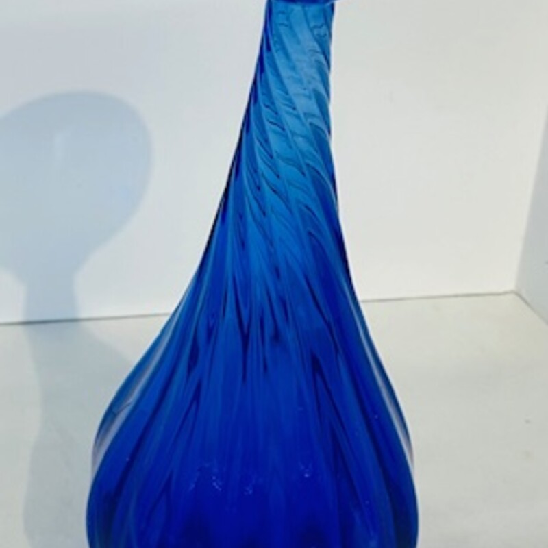 Twisted Glass Vase
Blue
Size: 4 x 10H