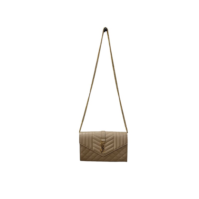 YSL Cassandre Chain, Beige, Size: OS<br />
<br />
Dimensions:<br />
Depth: 2.5cm / 1in<br />
Max. Strap Length: 105cm / 41.3in<br />
Height: 14cm / 5.5in<br />
Width: 22cm / 8.7in<br />
<br />
Date Code:<br />
GUE620280 1021<br />
<br />
Made in Italy from quilted textured-leather, it has a structured envelope silhouette with a zipped pocket and plenty of card slots, so you can leave your wallet at home. Remove the chain strap to carry it as a clutch.
