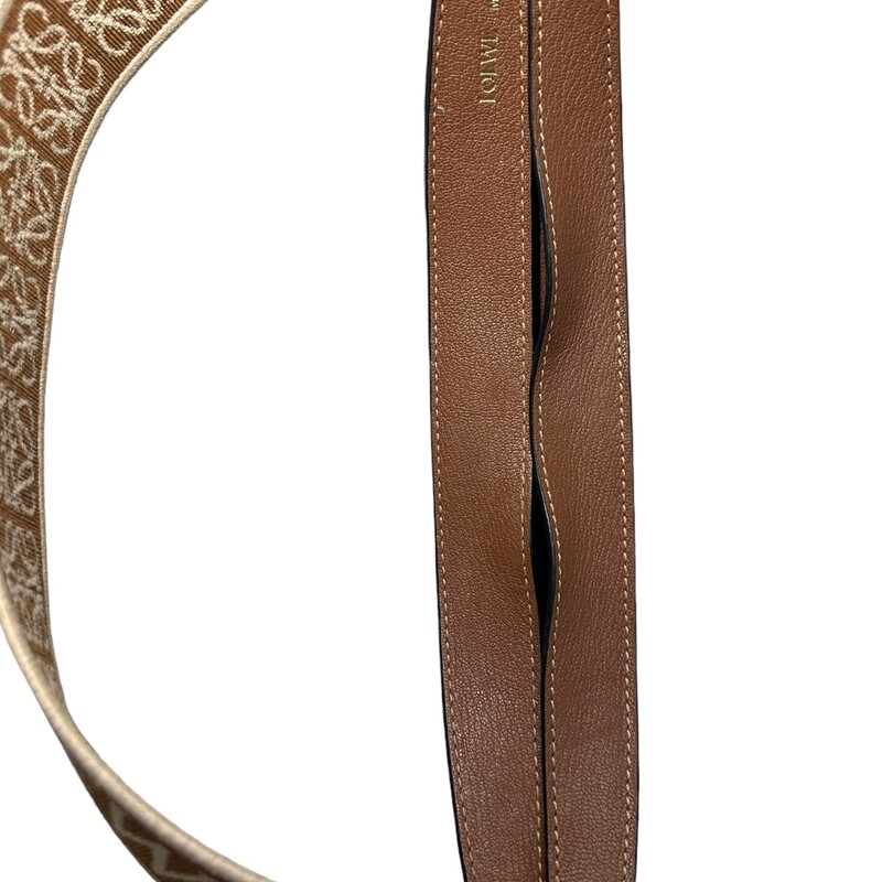 Loewe Jaquard Luna, Pecan, Size: OS<br />
<br />
Dimensions:<br />
Min. Strap Length: 45cm / 17.7in<br />
Handle Drop: 28cm / 11in<br />
Depth: 6cm / 2.4in<br />
Max. Strap Length: 45cm / 17.7in<br />
Height: 13cm / 5.1in<br />
Width: 25cm / 9.8in<br />
<br />
Loewe named this bag 'Luna' for its sculptural crescent shape. It's crafted from smooth leather and is fitted with customizable sliding eyelets, so you can either add a charm or swap out the branded jacquard strap for the simple leather handle.