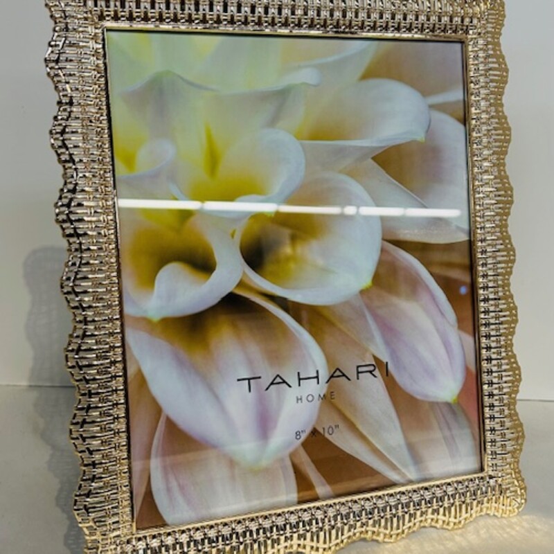Tahari Metal Lattice Frame
Gold Size: 10 x 12H
For 8x10 photo