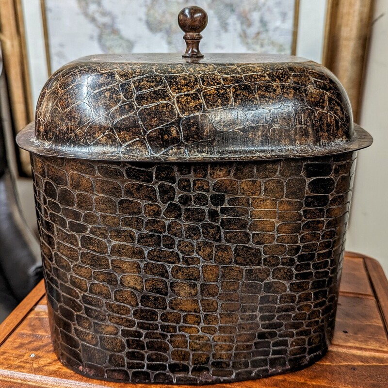 Metal Crocodile Patter Canister with Lid
Brown Tan
Size: 10 x 8 x 10H