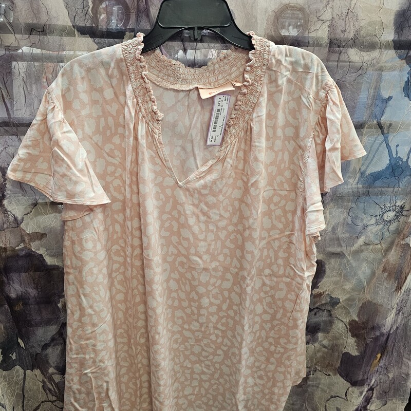 Cute short sleeve blouse in pink with off white leopard print spots