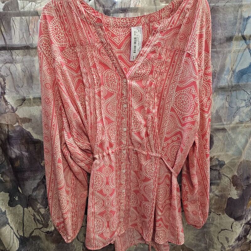 Super cute blouse in a pink with white design. Tieable waist for cinching. Summer watch out!