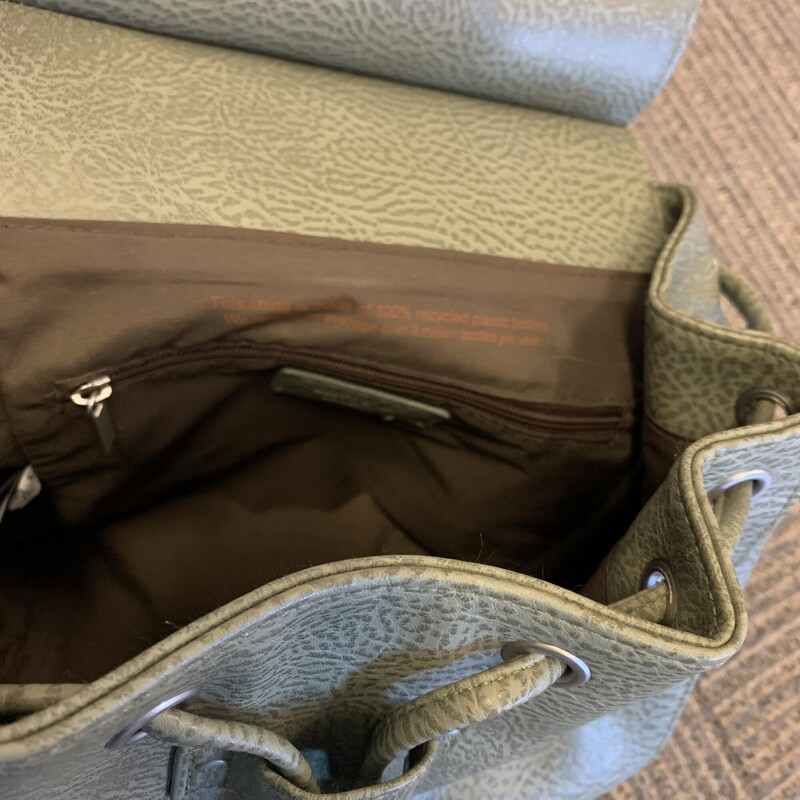 Matt & Nat Backpack,<br />
Colour: Sage green,<br />
Size: Medium