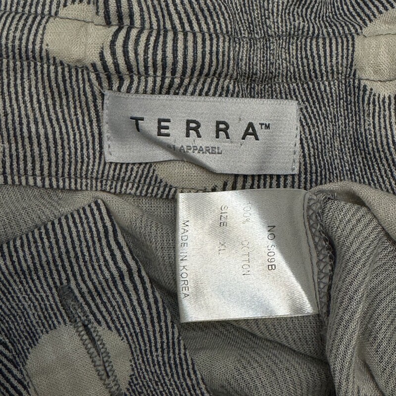 Terra SJ Apparel Tunic
100% Cotton
Ruffle Neckline
Polka Dot and Line Pattern
Navy and Cream
Size: XL