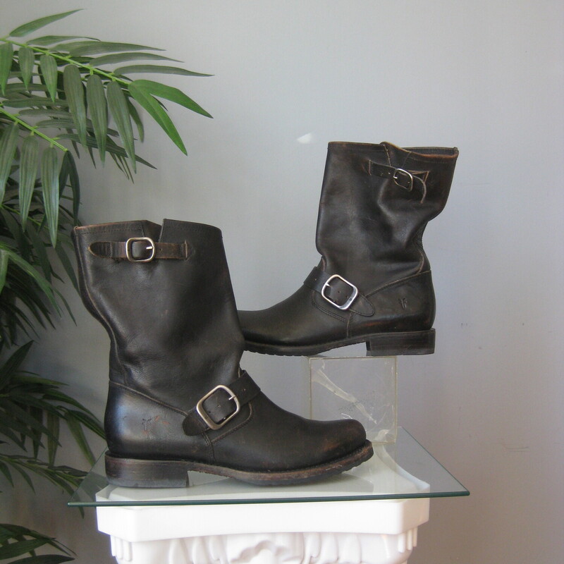 Mid calf Frye boots<br />
Veronice engineer / motorcycle boots<br />
black leather<br />
made in Mexico<br />
size 7.5<br />
<br />
Thanks for looking!<br />
#71531