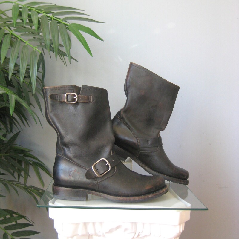Mid calf Frye boots<br />
Veronice engineer / motorcycle boots<br />
black leather<br />
made in Mexico<br />
size 7.5<br />
<br />
Thanks for looking!<br />
#71531