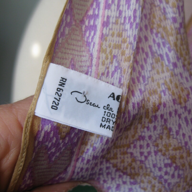 This is a long sash by Oscar de la Renta made in Japan for the American Market and sold at nice department stores.<br />
It's made of lilac silk, with a tiny geometric pattern.<br />
<br />
<br />
The scarf is long and thin with point ends<br />
<br />
69 x 6.25<br />
<br />
excellent condition.<br />
<br />
Thanks for looking!<br />
#657091
