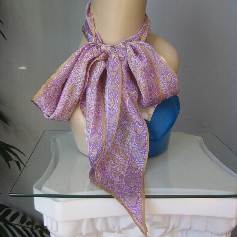 This is a long sash by Oscar de la Renta made in Japan for the American Market and sold at nice department stores.
It's made of lilac silk, with a tiny geometric pattern.


The scarf is long and thin with point ends

69 x 6.25

excellent condition.

Thanks for looking!
#657091