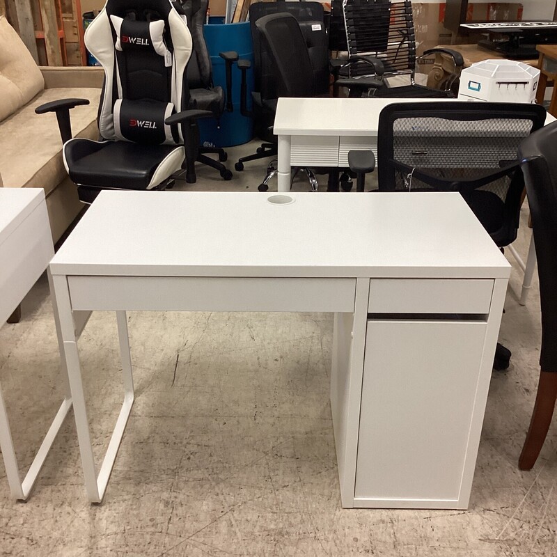 IKEA MICKE Desk, White, Like New
41 in w