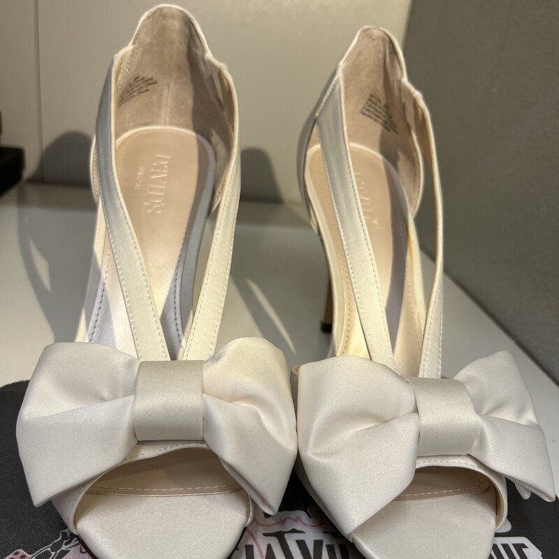 Brand New with $69 pricetags Satin Heels W. Bow