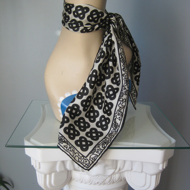 Simple black and white scarf with stylized celtic knots grid pattern
Silk
Excellent condition

W: 11
L: 41

Thanks for looking!
#65690