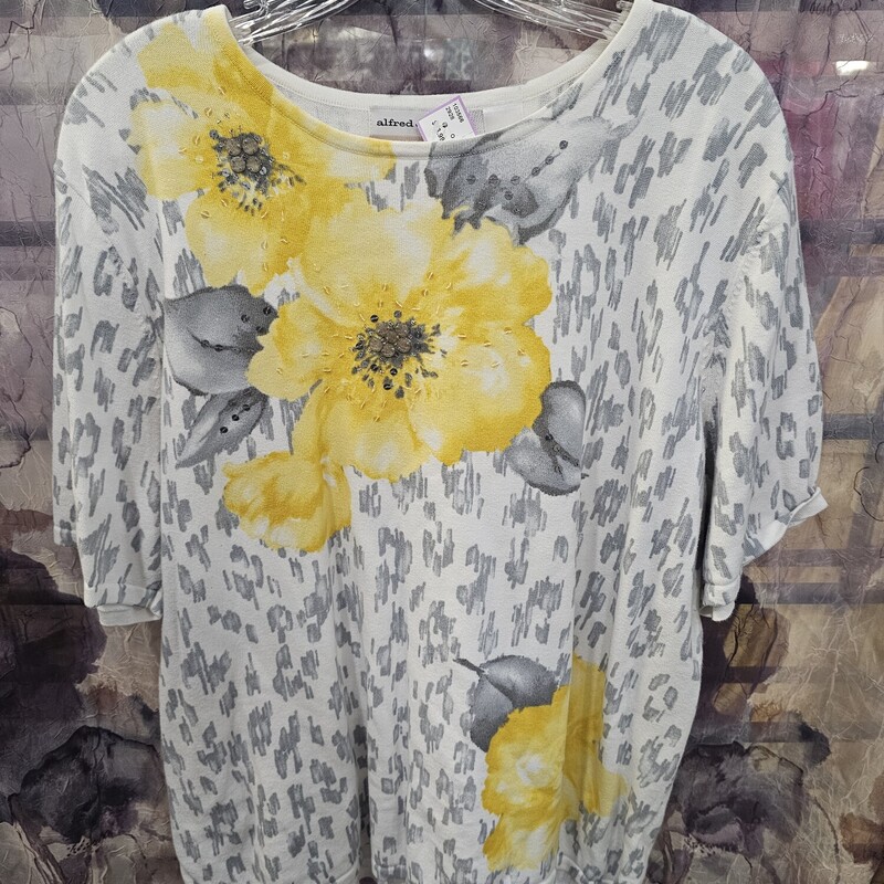 Short sleeve knit top in white with grey spots and yellow floral print and bling