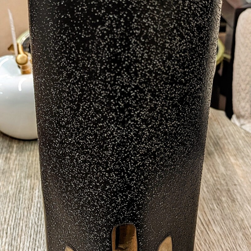 Speckle Gold Line Vase
Black and Gold
Size: 5x15H