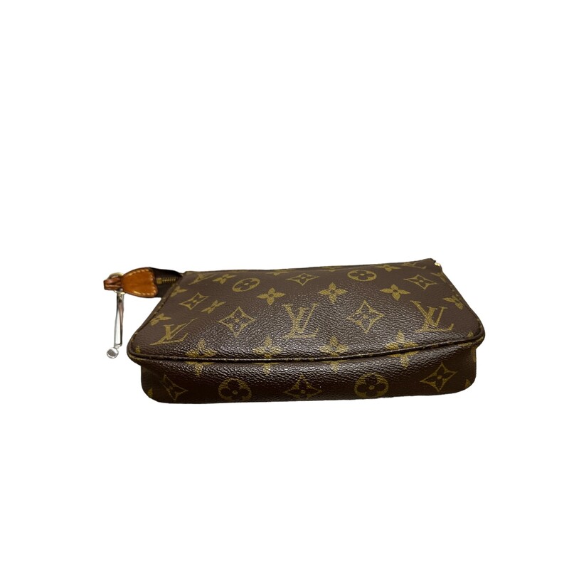 LOUIS VUITTON Monogram Pochette Accessories. This pochette is crafted of signature Louis Vuitton monogram coated canvas in brown. The bag features a removable vachetta leather strap and gold-toned hardware. The top zipper opens to a brown fabric interior.
Dimensions:
Length: 8.5 in
Height: 5 in
Width: 1.5 in
Drop: 6.5 in
CodeSL0978
