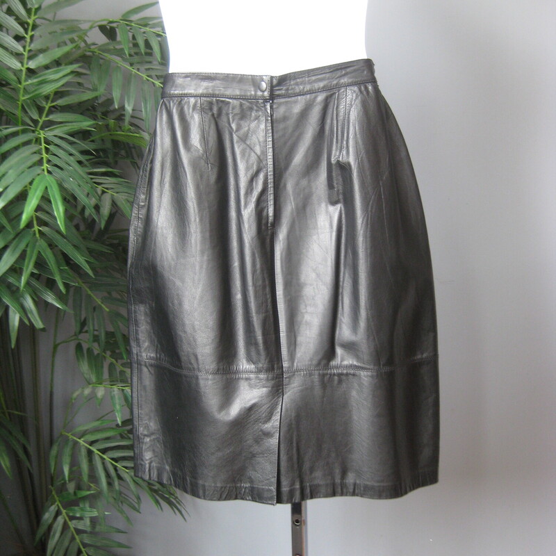 Very simple below knee length black leather skirt.  This straight leather skirt is lined for shape and comfort and fastens with a center-back snap and zipper. It's by Jennifer Moore.<br />
made in Taiwan<br />
Marked size 20W 34, in my opinion this skirt will fit bigger than that, please compare the measurements below to a skirt you have that fits you well, and/or refer to the skirt size charts of a manufacturer that you know fits you well.  I'm here to help if you have questions about the fit.<br />
<br />
Flat measurements, please double where appropriate:<br />
<br />
Waist: 16.5<br />
Hips: 23.75<br />
Length: 26.5<br />
Excellent condition.<br />
<br />
Thank you for looking.<br />
#66226