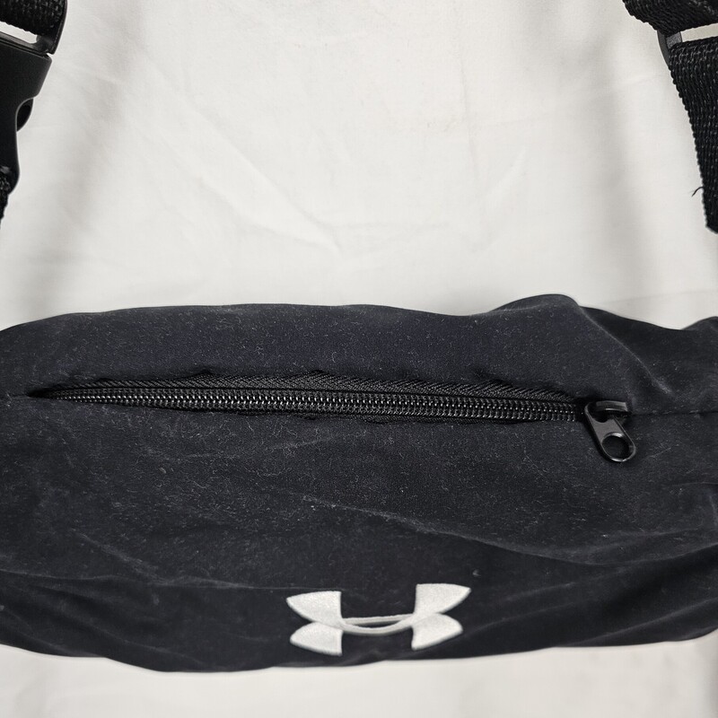 Pre-owned Under Armour  Hand Warmer, Features small zippered pocket, Adjustable strap, quick release buckle, and velcro to remove strap.  Black, Size: OS