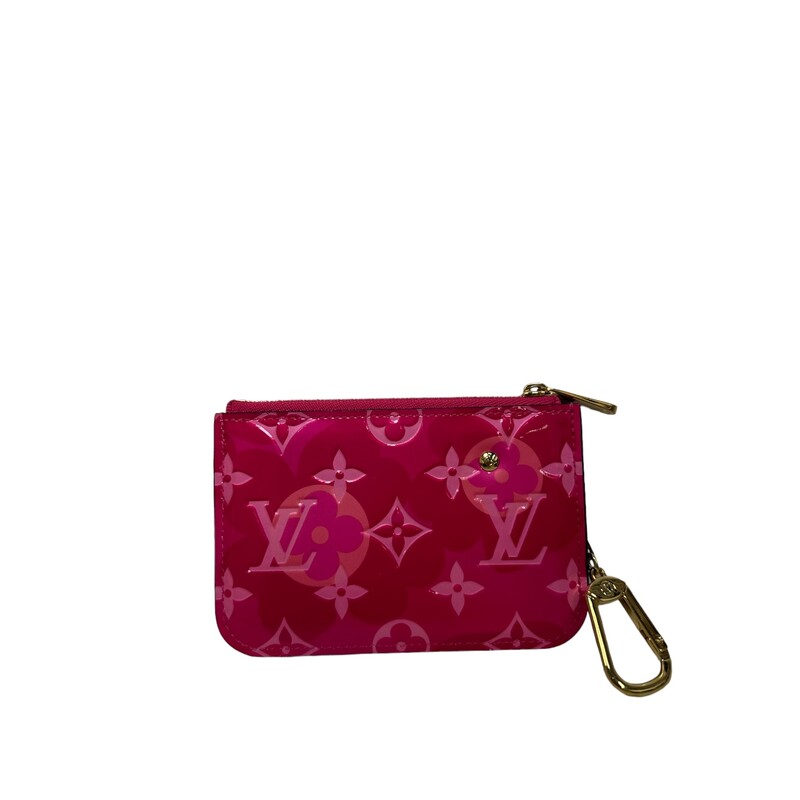 OUIS VUITTON Vernis Valentine Key Pouch in Fuchsia. This chic small coin purse is crafted of Louis Vuitton monogram embossed patent leather in pink. The pouch features a brass chain and D-ring to attach to your handbag. The top zipper opens to a matching pink matte leather interior.
Year:2021
Code:SN0231

Dimensions:
Length: 5.00 in
Height: 3.50 in
Width: 0.50 in