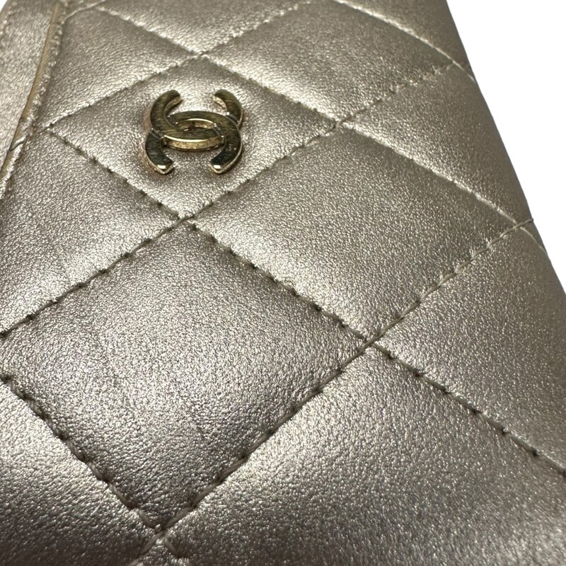 CHANEL Metallic Lambskin Quilted CC Card Holder in Gold. This simple cardholder is crafted of luxurious diamond quilted lambskin leather in metallic gold. It features a gold Chanel CC logo on the front pocket and card slots on either side of the main compartment.
Code:18407314
Year: 2013-2014
Dimensions:
Length: 4.50 in
Height: 3.00 in