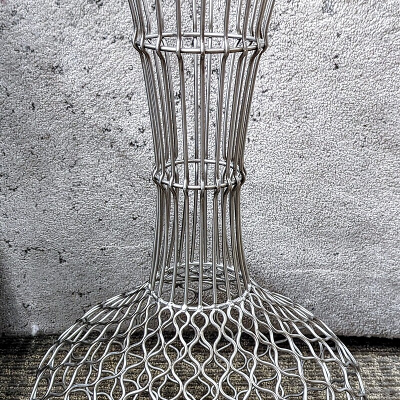 Wire Metal Open Fluted Vase
Silver
Size: 14x24H