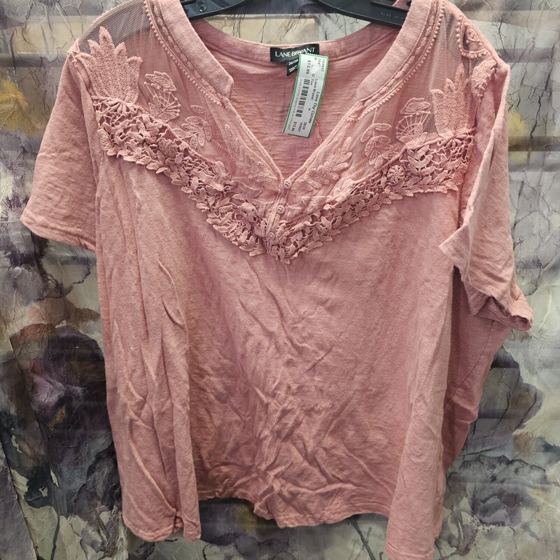 Short sleeve tee with lace on the shoulders