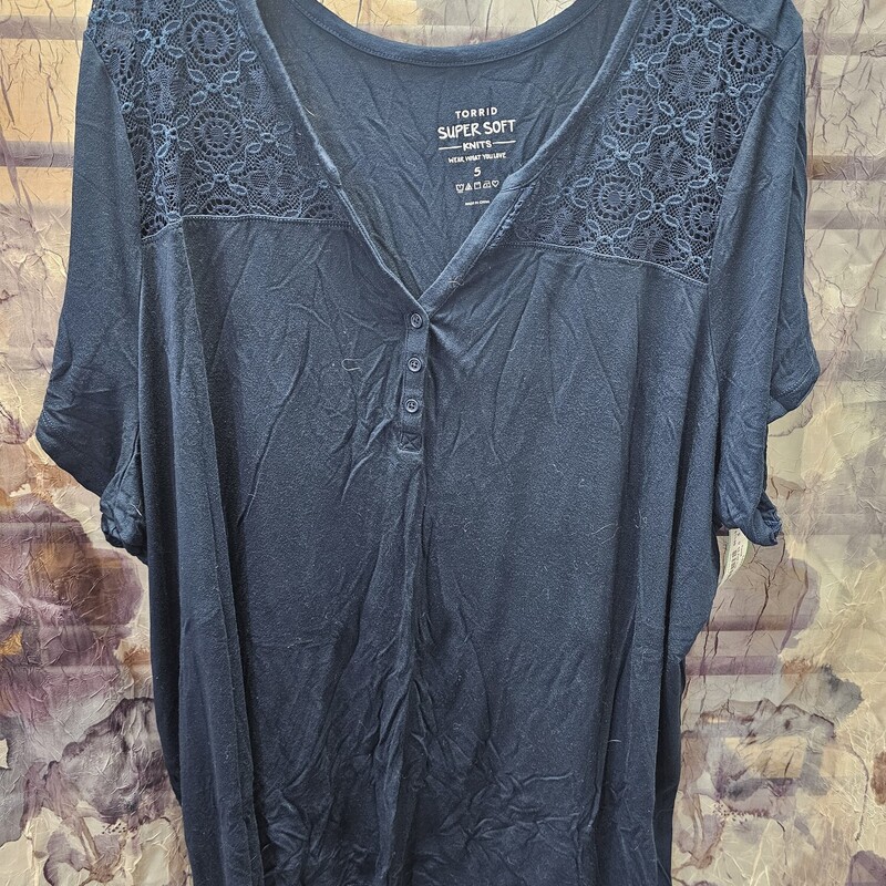 Short sleeve tee with lace on th shoulder