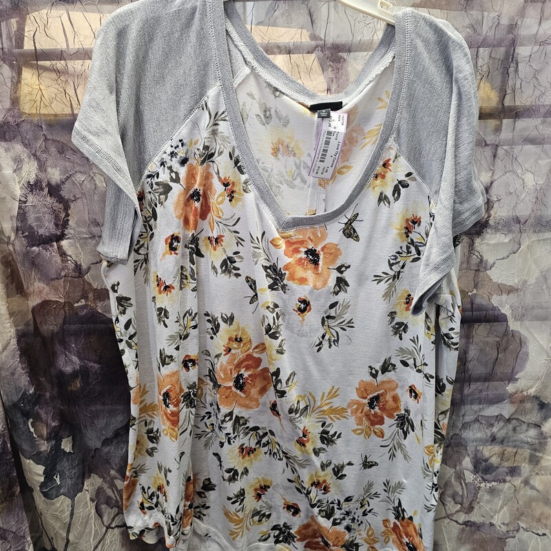 Short sleeve tee in grey with floral graphic
