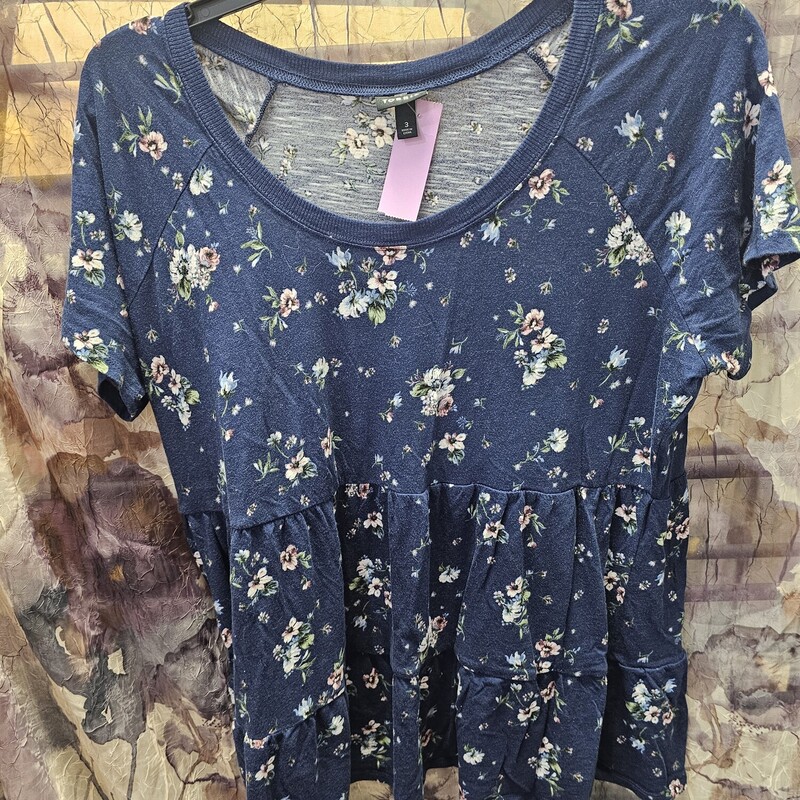Super cute short sleeve baby doll cut tee in navy with floral print.