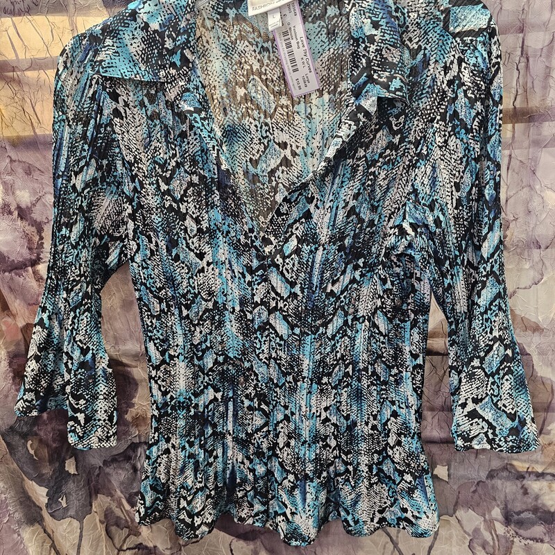 Button up front blouse in a pleated cut and half sleeves. Black white and teal combine for an awesome print.