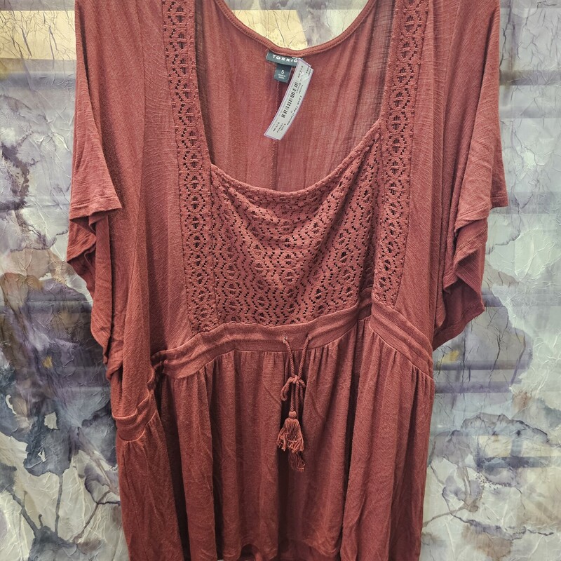 Cute short sleeve top in a burnt orange color with off white design.