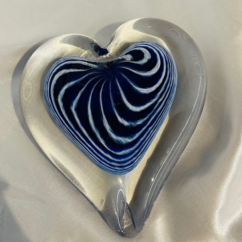 Heart Glass Paperweight
Clear and blue
Size: 4.5x5H