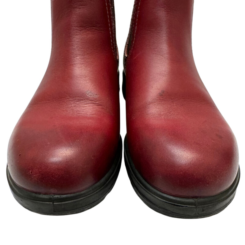 Blundstone Chelsea Boot<br />
Color: Carmine<br />
Size: 7<br />
A True Classic!